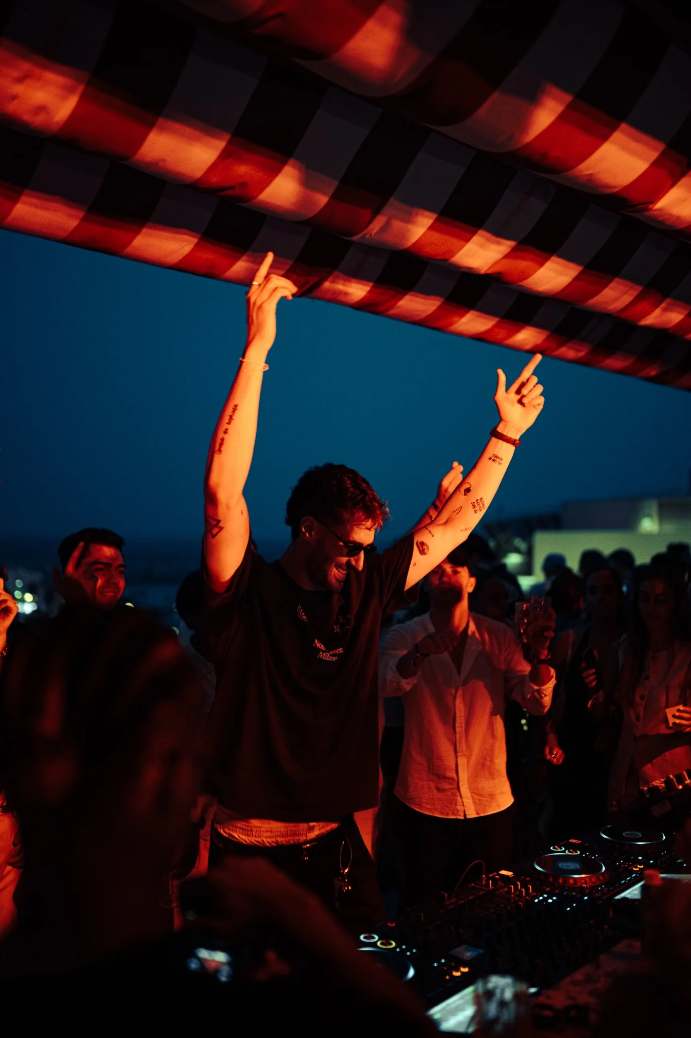 NOTJUST raising his hands during a set